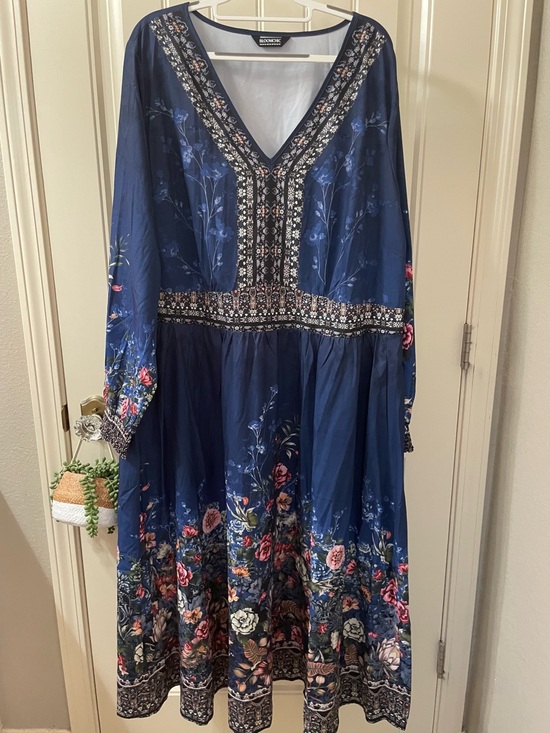 BloomChic Dresses & Skirts - BloomChic Navy Floral V-Neck Maxi Dress